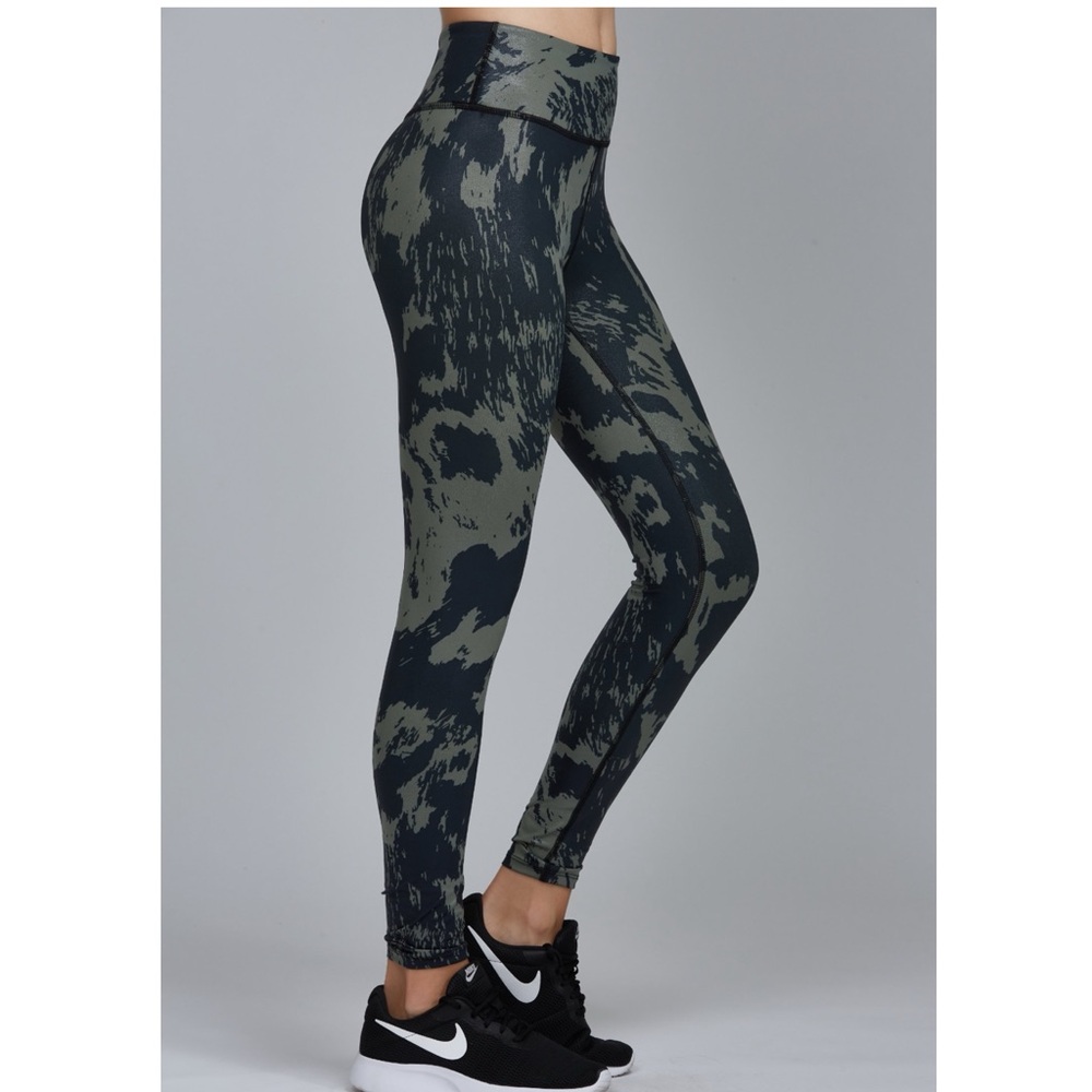 Noli Stretch Gloss Lightweight Leggings Cow Print Olive Green Size Large New
